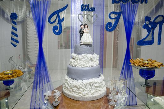 Decorating a cake at a wedding