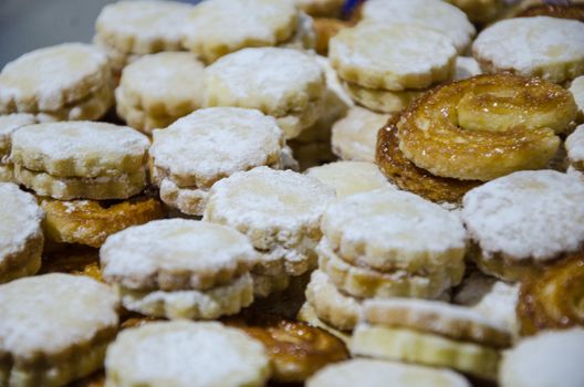 Many alfajores stuffed with white delicacy