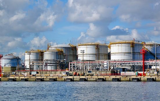 Large storage tanks for natural gas and other fuel
