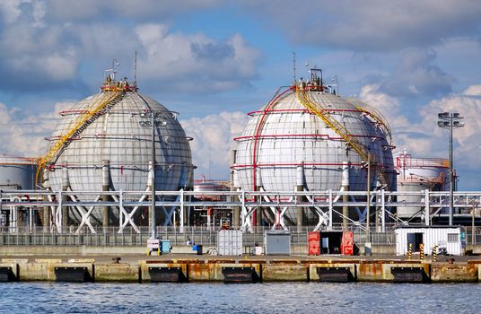 Large spherical storage tanks for natural gas and other fuel