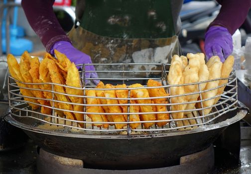A street vendor cooks Taiwanese deep-fried churros
