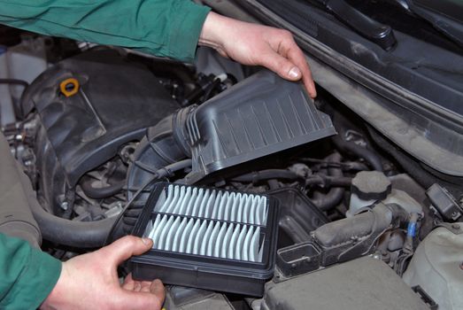 mechanic in the hand, remove car air filter
