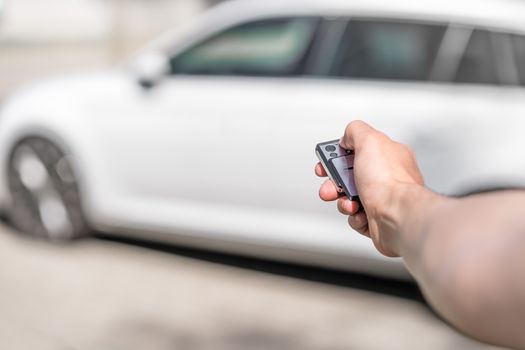 Locking the car by remote control.