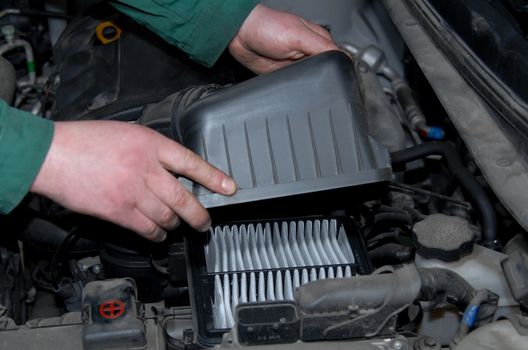 mechanic in the hand, remove car air filter