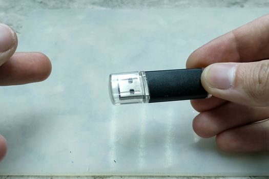 Repair USB stick. USB stick USB In the hands of a master repairman.