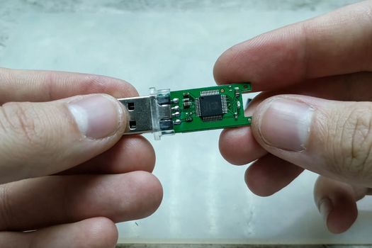 Repair USB stick. USB stick USB In the hands of a master repairman.