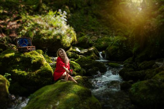 Life style blond model at a pick nick in green natural setting