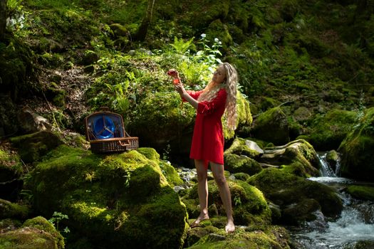 Life style blond model at a pick nick in green natural setting