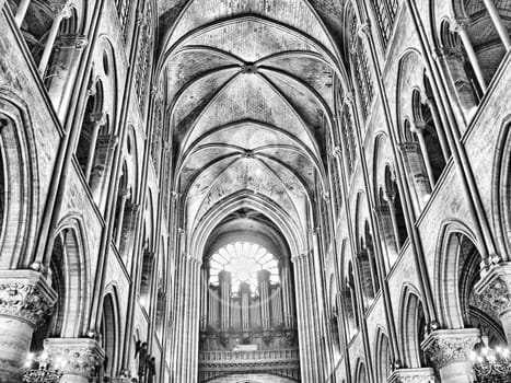 Interior of the cathedral then destroyed by the fire of 04/15/2019. View of the ogival vaults and the women's galleries.