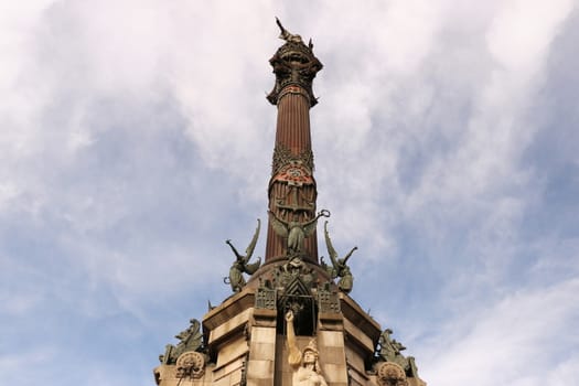 In front of the Port of Barcelona, at the end of the Ramblas stands the monument with the sculpture of the Genoese Cristoforo Colombo.