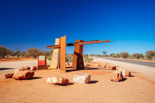 A marker and information spot for Lasseter Hwy directing towards Uluru and Kings Canyon in the Northern Territory, Australia