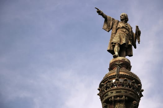 In front of the Port of Barcelona, at the end of the Ramblas stands the monument with the sculpture of the Genoese Cristoforo Colombo.