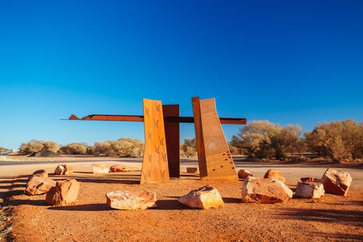 A marker and information spot for Lasseter Hwy directing towards Uluru and Kings Canyon in the Northern Territory, Australia