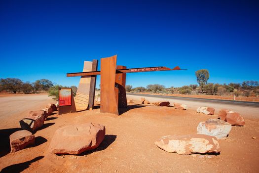 A marker and information spot for Lasseter Hwy directing towards Uluru and Kings Canyon in the Northern Territory, Australia