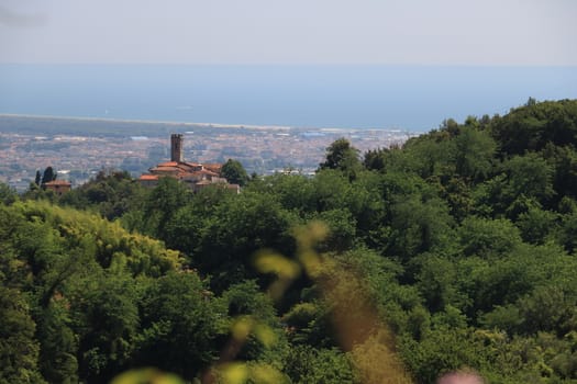 Ancient villages perched on the hills. In the background the sea and the Versilia coast.