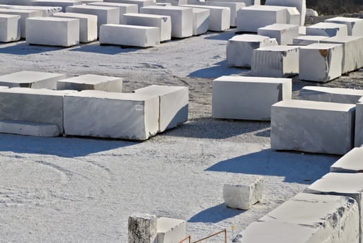 The blocks of white Carrara marble, after being extracted from the quarry, are deposited in outdoor squares, not far from the extraction sites.