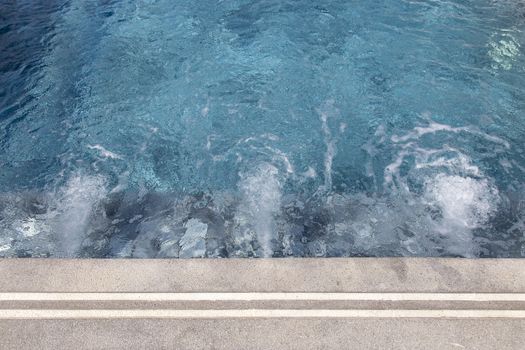 Air bubbles from working drain in swimming pool