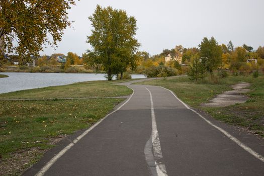 The road to the beautiful backdrop of the Park near the lake.