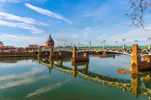 The Saint-Pierre bridge in Toulouse passes over the Garonne and connects the Place Saint-Pierre to the hospice de la Grave. It is a bridge with a metal deck, entirely rebuilt in 1987.