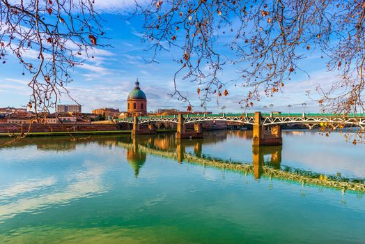 The Saint-Pierre bridge in Toulouse passes over the Garonne and connects the Place Saint-Pierre to the hospice de la Grave. It is a bridge with a metal deck, entirely rebuilt in 1987.