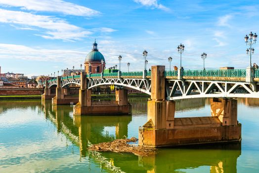 The Saint-Pierre bridge in Toulouse passes over the Garonne and connects the Place Saint-Pierre to the hospice de la Grave. It is a bridge with a metal deck, entirely rebuilt in 1987.