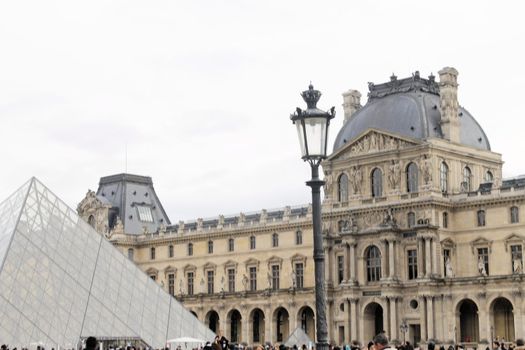 louvre museum paris pyramid