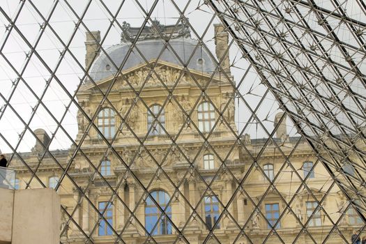 louvre museum paris pyramid