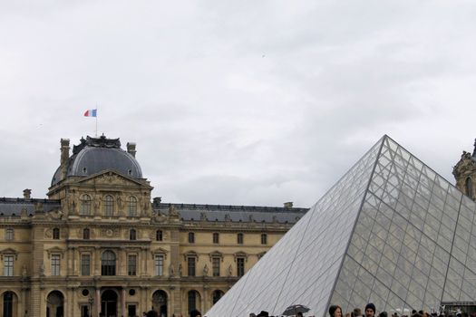 louvre museum paris pyramid