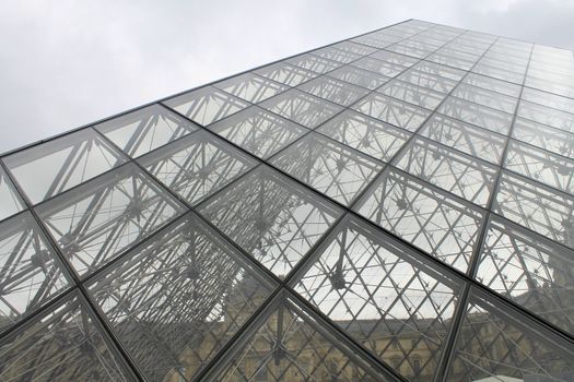 louvre museum paris pyramid