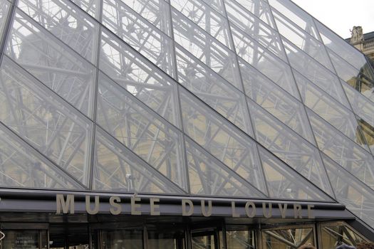 louvre museum paris pyramid