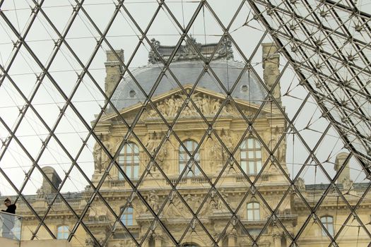 louvre museum paris pyramid