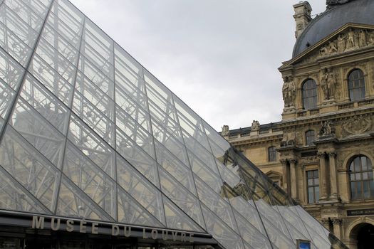 louvre museum paris pyramid