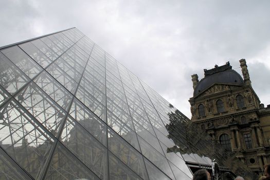 louvre museum paris pyramid