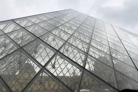 louvre museum paris pyramid