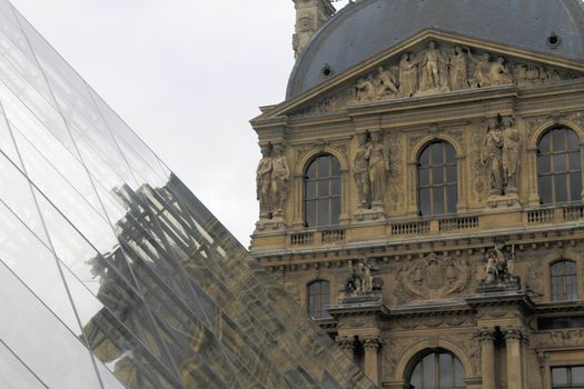 louvre museum paris pyramid