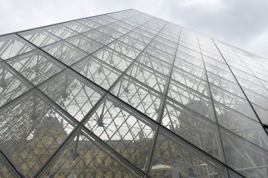 louvre museum paris pyramid