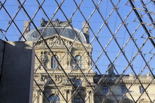 louvre museum paris pyramid