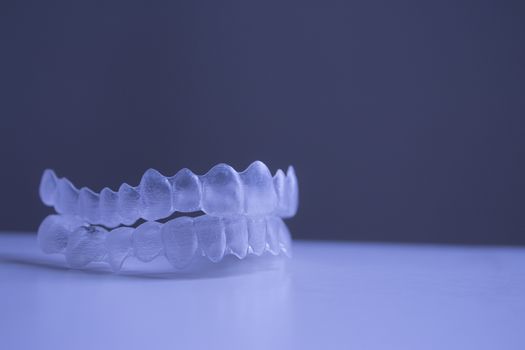 Invisible Invisalign plastic dental teeth brackets tooth braces isolated with shallow depth of focus artistic photograph. Fotografía de Gema Ibarra. Prohibida su utilización para cualquier uso sin autorización.Todos los derechos reservados.