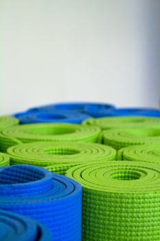 Shallow focus image of colorful, rolled up yoga mats. Fotografía de Gema Ibarra. Prohibida su utilización para cualquier uso sin autorización.Todos los derechos reservados.