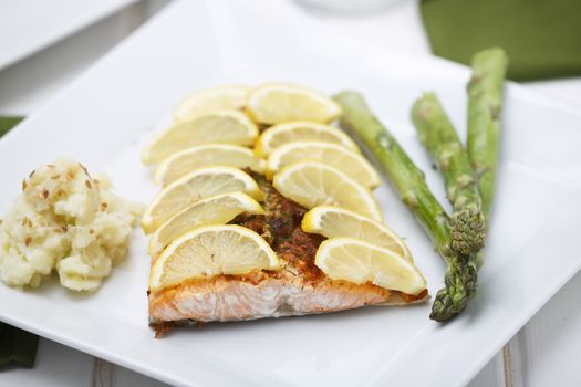 Salmon grilled with cauliflower mashed and asparagus.