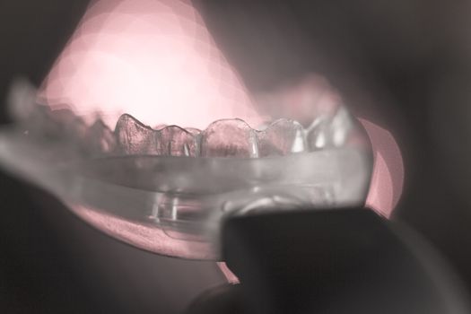 Vibrating dental device with invisible orthodontics