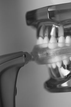 Vibrating dental device with invisible orthodontics