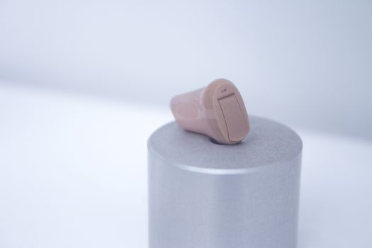 Hearing aid for people with reduced hearing