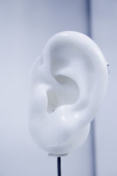 Hearing aid for people with reduced hearing
