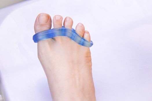 Separator for the toes. Stretching exercise.