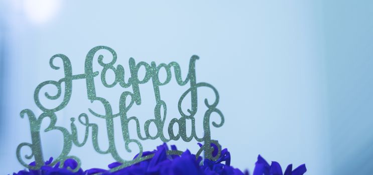 Flower arrangement with happy birthday sign