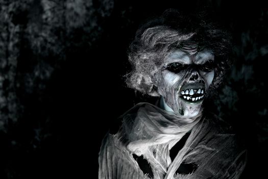 Person with the appearance of the living dead. Sensation of depression, darkness, addictions.