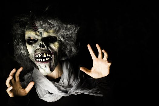 Person with the appearance of the living dead. Sensation of depression, darkness, addictions.
