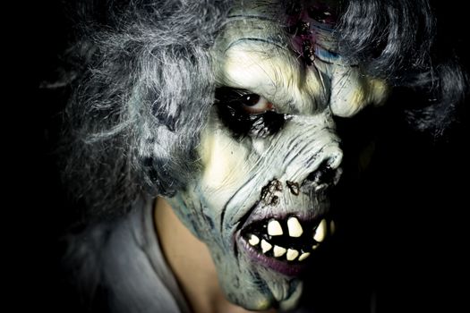 Person with the appearance of the living dead. Sensation of depression, darkness, addictions.