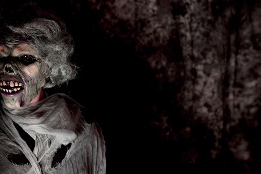 Person with the appearance of the living dead. Sensation of depression, darkness, addictions.